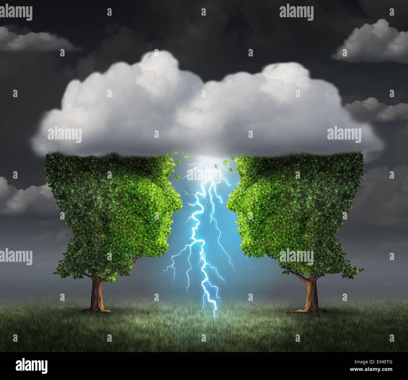 Bougies d'affaires idée concept comme deux arbres en forme de tête sous un nuage noir de la création d'un éclair thunderbolt comme une métaphore succès symbiotique et la collaboration créative de l'unité. Banque D'Images