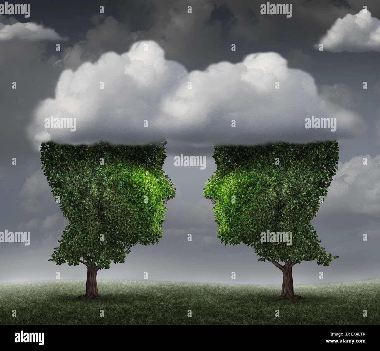 Relation Cloud et croissance du réseau de communication avec un groupe de deux arbres en forme de tête humaine dans les nuages flottant au-dessus de leurs visages, comme un concept d'entreprise de développement de l'équipe de l'envoi d'un message avec la technologie cloud. Banque D'Images