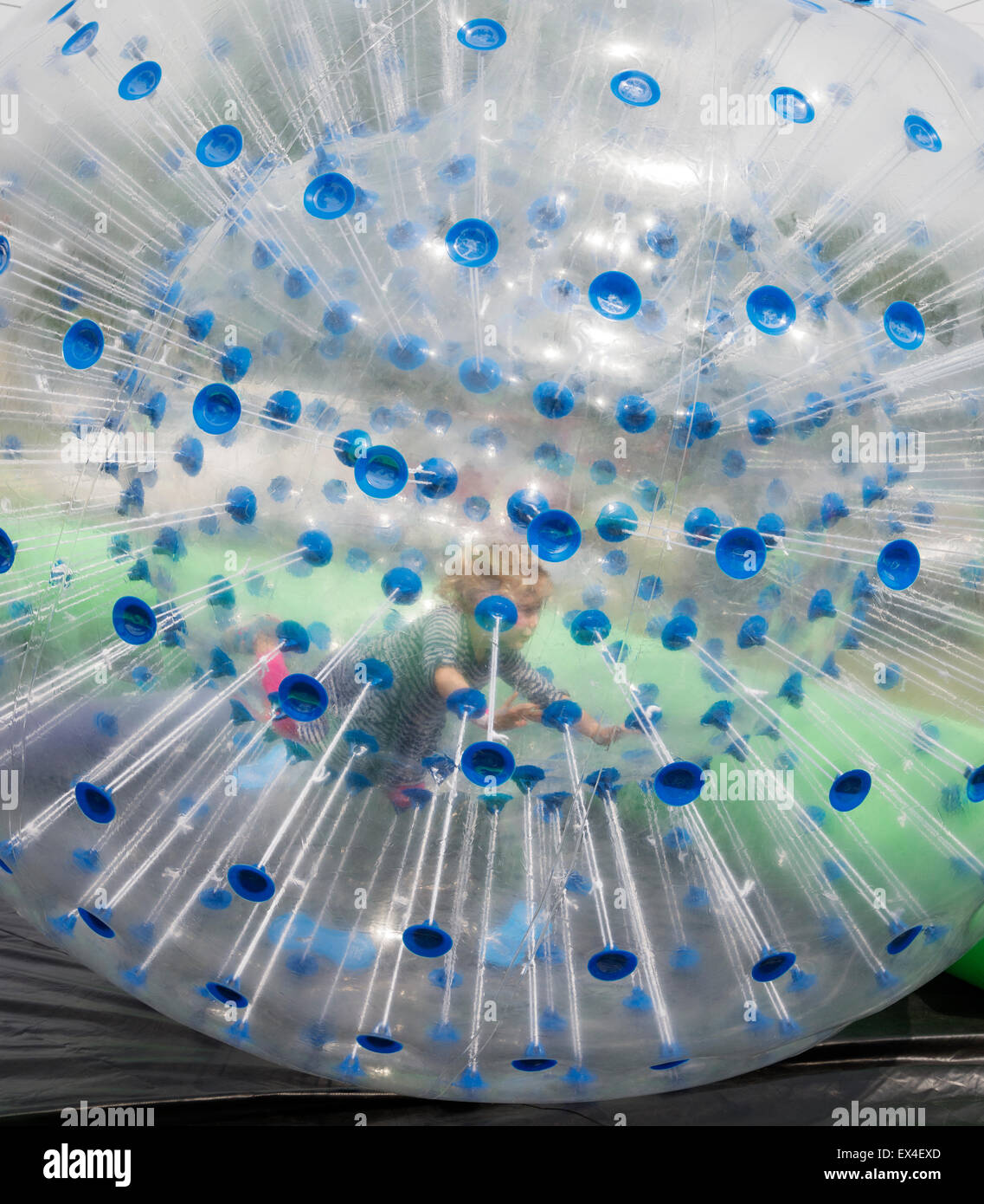 Zorb ball gonflable en usage à la Pioneer Festival à High Springs, Floride, parfois appelé "zorbing", ou orb ball. Banque D'Images