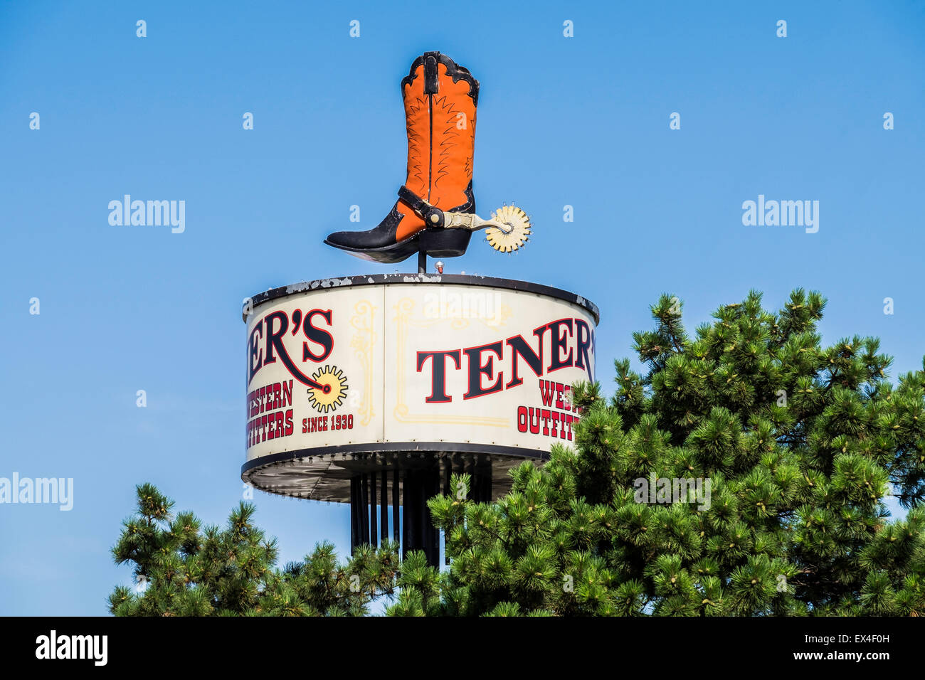 Un pôle signe avec un cowboy boot l'affichage publicitaire de l'Ouest Tener Outfitters à Oklahoma City, Oklahoma, USA. Banque D'Images
