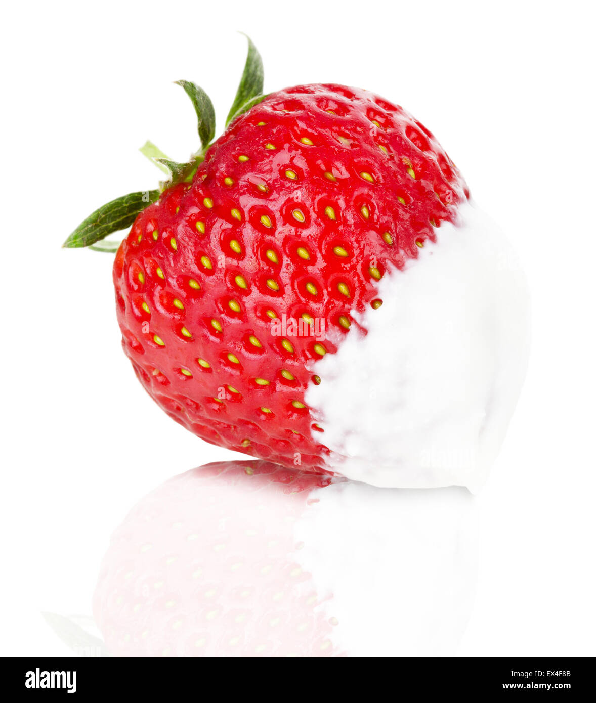 Fraises Juteuses avec de la crème sur le fond blanc. Banque D'Images