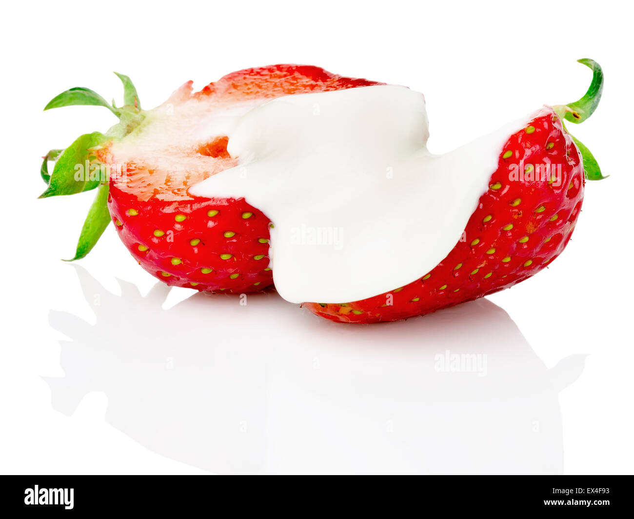 Les fraises avec de la crème sur le fond blanc. Banque D'Images