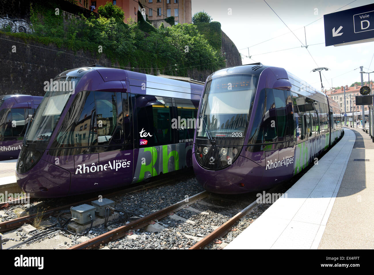 De nouveaux trains ALSTOM électrique moderne à Gare de St Paul à Lyon sur le chemin de l'Europe France Rhône-Alpes Banque D'Images