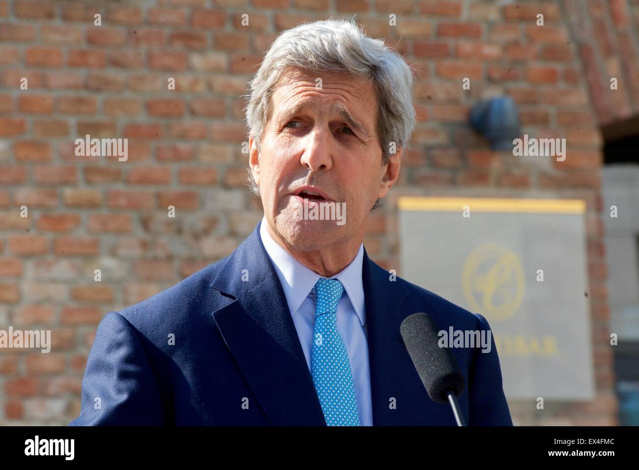 Vienne, Autriche. 6 juillet, 2015. Le secrétaire d'Etat américain John Kerry aborde les médias lors d'une pause dans le P5 +1 pays membre des négociations avec des responsables iraniens sur l'avenir du programme nucléaire le 5 juillet 2015 à Vienne, Autriche. Banque D'Images