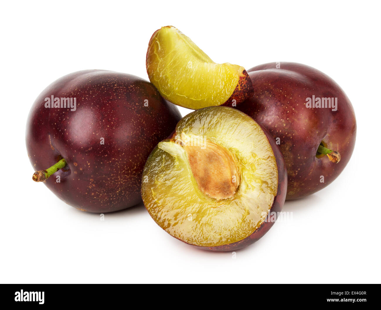 Les prunes juteuses isolé sur le fond blanc. Banque D'Images