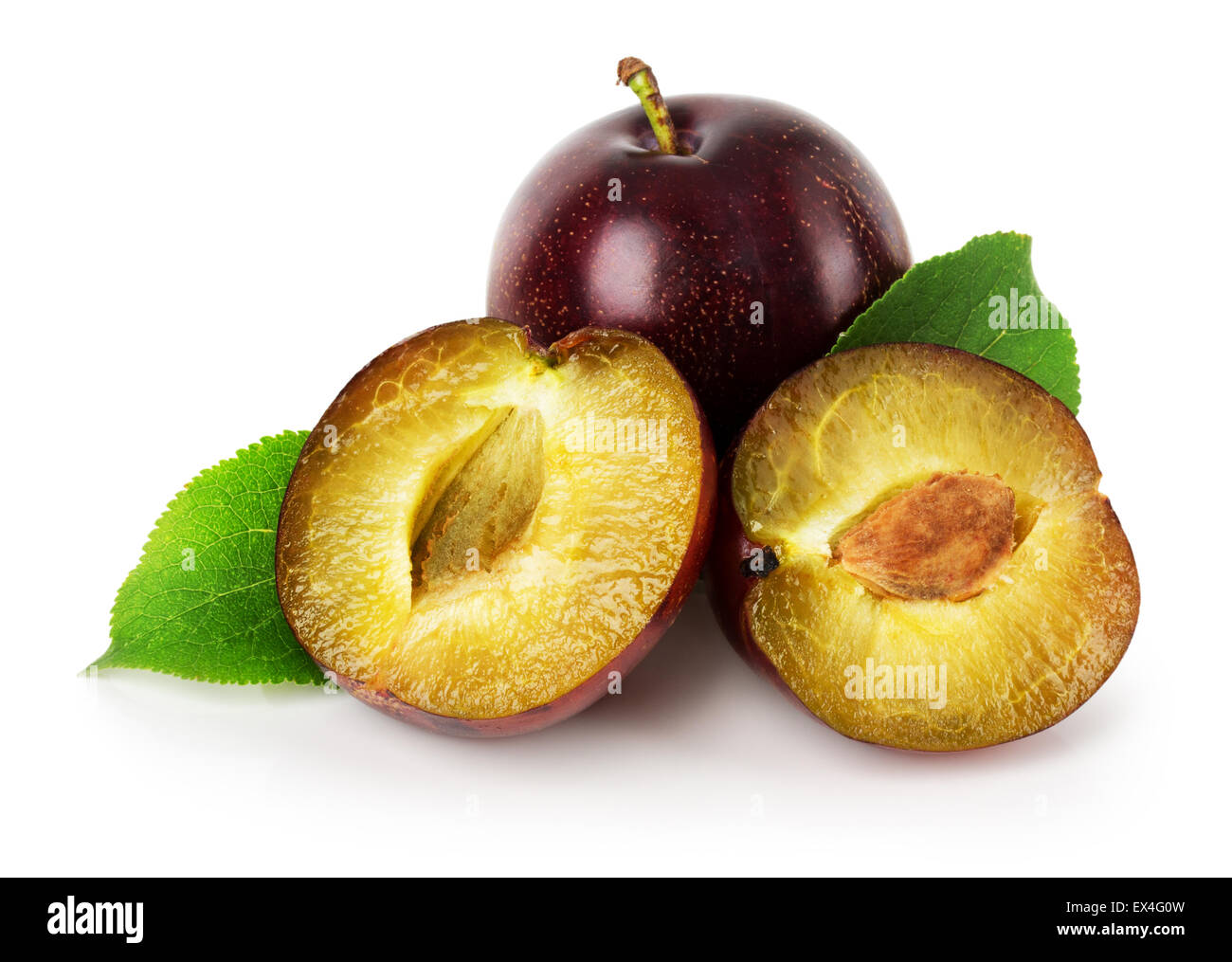 Prune juteuse isolé sur le fond blanc. Banque D'Images