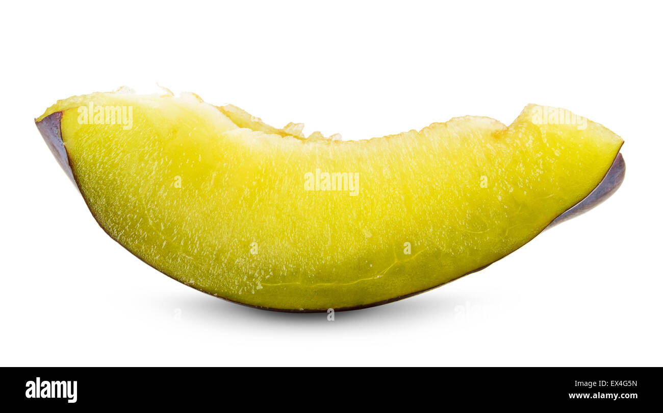 Tranche de prune isolé sur le fond blanc. Banque D'Images