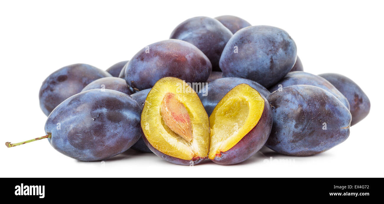 Les prunes violettes isolé sur le fond blanc. Banque D'Images