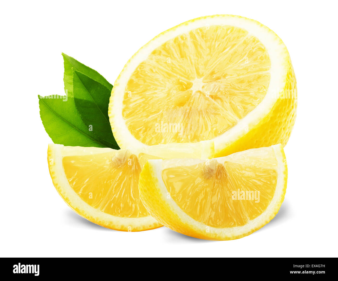 Les tranches de citron avec des feuilles isolées sur fond blanc. Banque D'Images