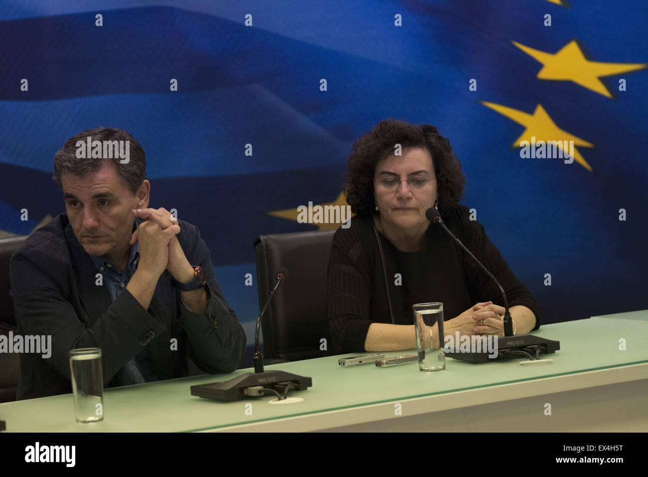 Athènes, Grèce. 6 juillet, 2015. Le nouveau ministre des Finances d'EUCLID TSAKALOTOS(R) et l'autre ministre des finances publiques NANTIA Yanis Varoufakis VALAVANI assister à des déclarations au cours de la cérémonie de transfert du ministère. Yanis Varoufakis démissionne afin d'aider le premier ministre de parvenir à un accord avec les créanciers de la Grèce. Credit : Nikolas Georgiou/ZUMA/ZUMAPRESS.com/Alamy fil Live News Banque D'Images