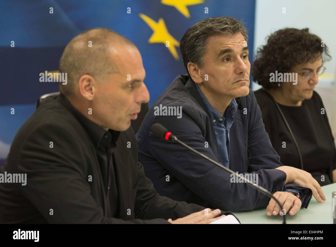 Athènes, Grèce. 6 juillet, 2015. Le nouveau ministre des Finances d'EUCLID TSAKALOTOS(C) et l'autre ministre des finances publiques NANTIA VALAVANI(R) assister à YANIS VAROUFAKIS déclarations durant la cérémonie de passation des pouvoirs du ministère. Yanis Varoufakis démissionne afin d'aider le premier ministre de parvenir à un accord avec les créanciers de la Grèce. Credit : Nikolas Georgiou/ZUMA/ZUMAPRESS.com/Alamy fil Live News Banque D'Images