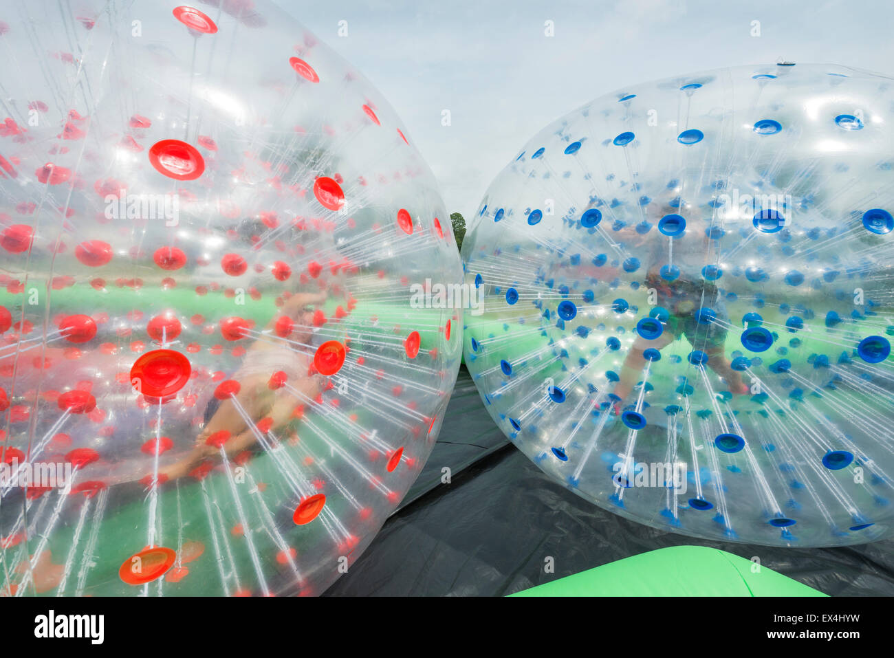 Zorb ball gonflable en usage à la Pioneer Festival à High Springs, Floride, parfois appelé "zorbing", ou orb ball. Banque D'Images