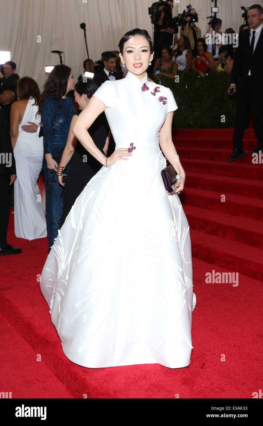 'China : Through the Looking Glass", le 2015 Costume Institute Gala, au Metropolitan Museum of Art le 4 mai 2015 à New York. En vedette : Zhang Ziyi Où : New York, New York, United States Quand : 05 mai 2015 C Banque D'Images