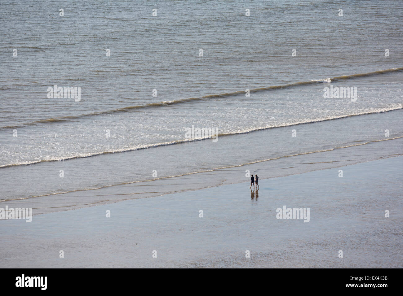 Deux personnes sur une plage déserte, Rhossili, Gower, Nouvelle-Galles du Sud Banque D'Images