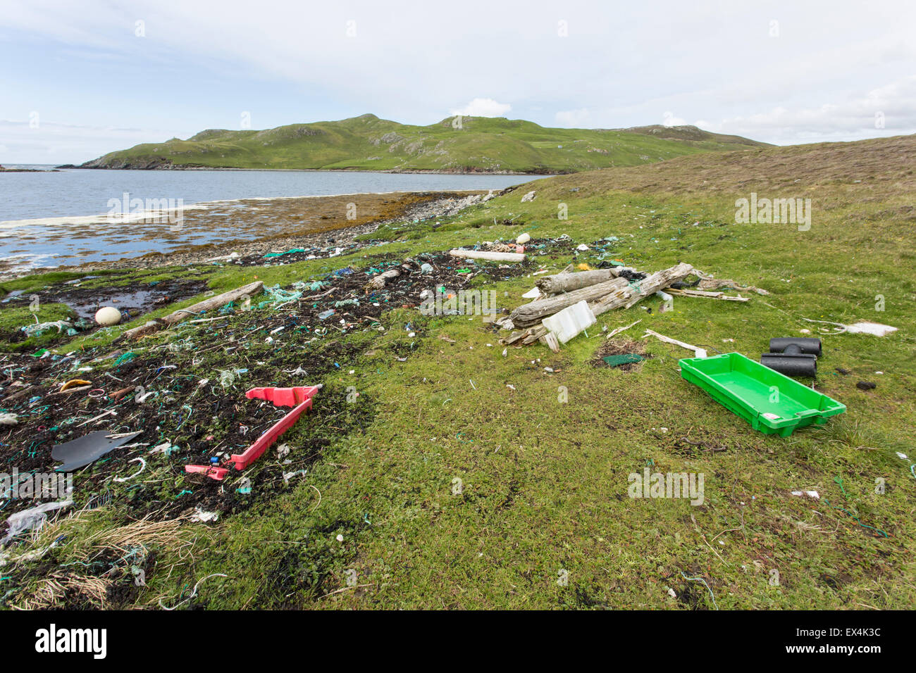 Déchets (aznavour) vers le rivage de l'océan Atlantique, y compris de nombreux objets en plastique, sur le continent, les Shetland Banque D'Images