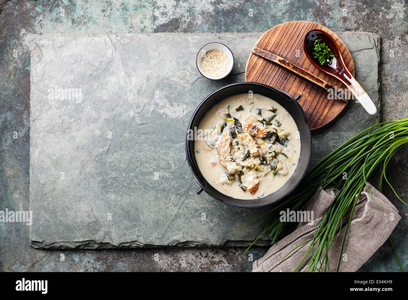 Soupe crémeuse avec Eel en pot de fer noir sur fond ardoise Banque D'Images