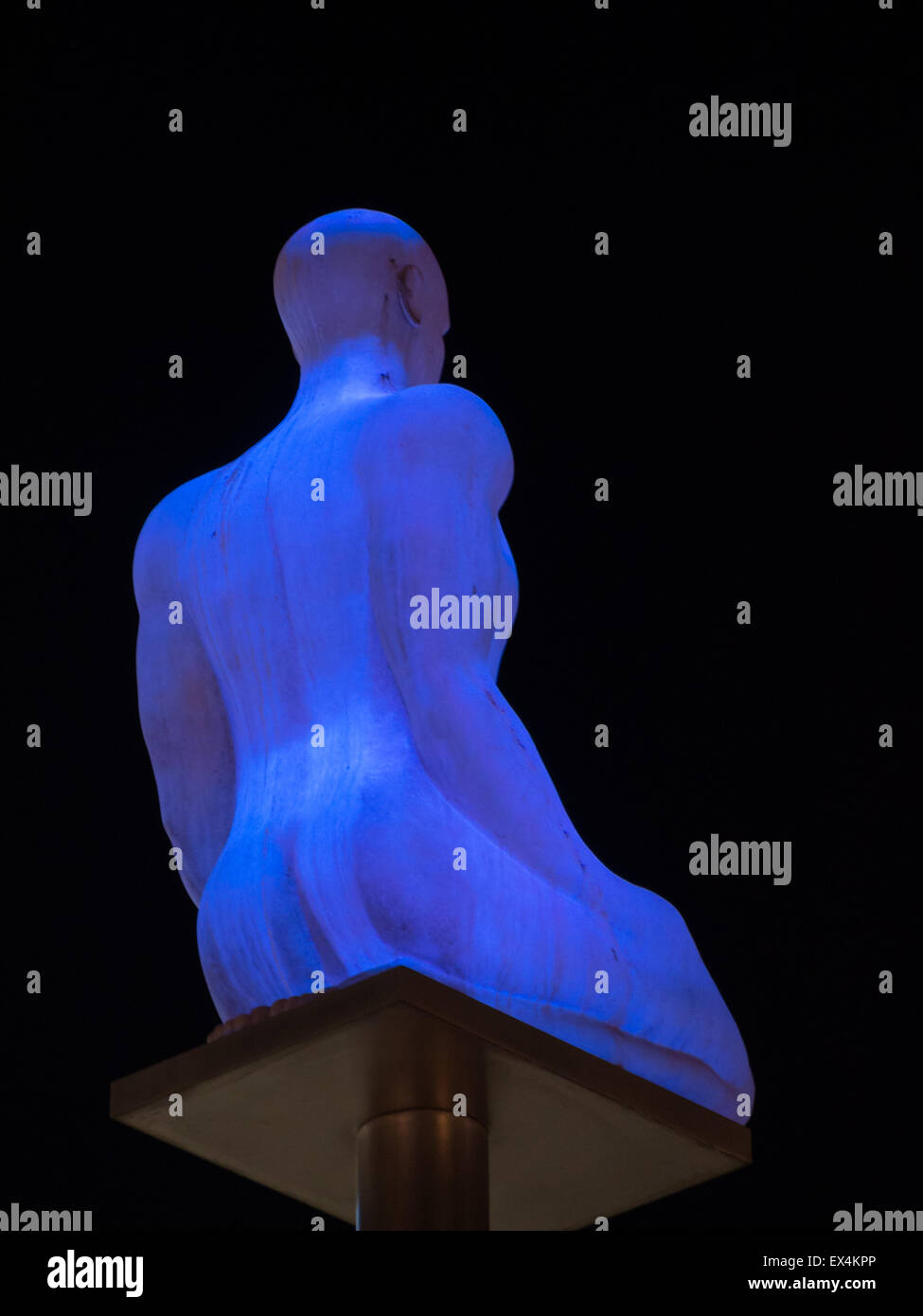Sculpture homme allumé contre le ciel de nuit Banque D'Images