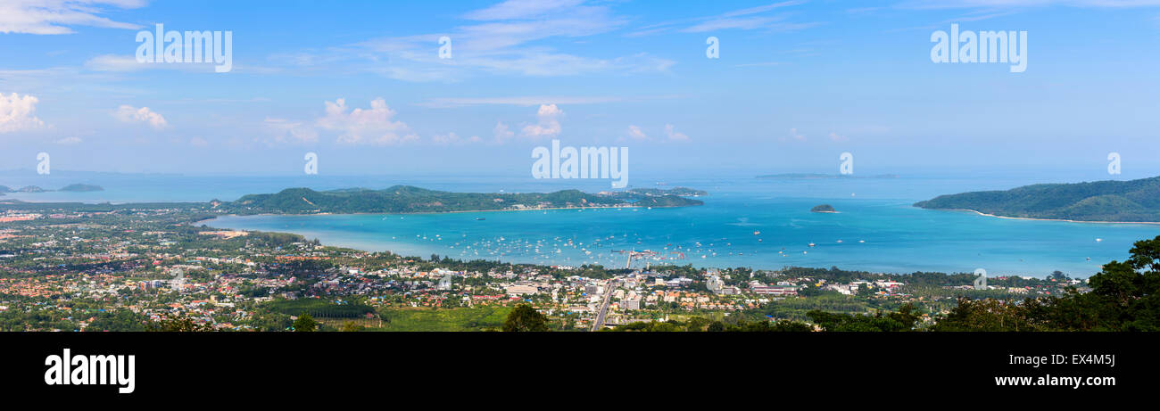 High angle view beau panorama paysage de Ao Chalong bay et de la ville côté mer à Phuket, Thaïlande Province Banque D'Images