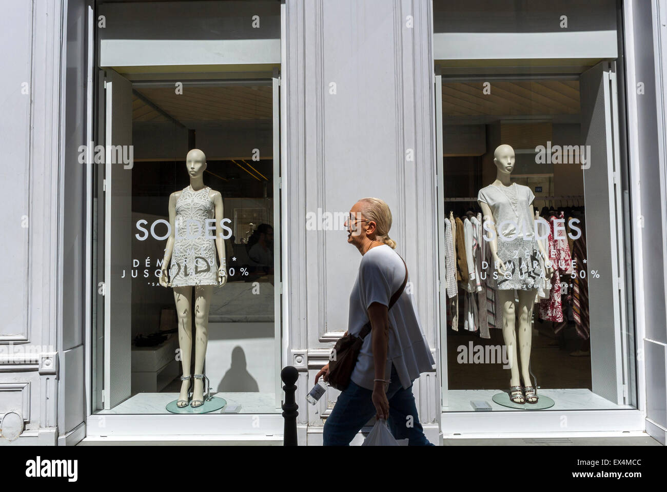 Paris, France, femme passant devant, Shopping dans le quartier du Marais. ' maje', vêtements de marque mode magasins Windows, ventes d'été Photo Stock  - Alamy
