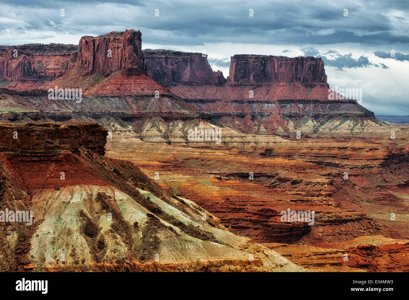 Matin orage se forme au-dessus des plateaux colorés qu'un miroir de la pomme de terre en bas à distance Utah's Canyonlands National Park. Banque D'Images