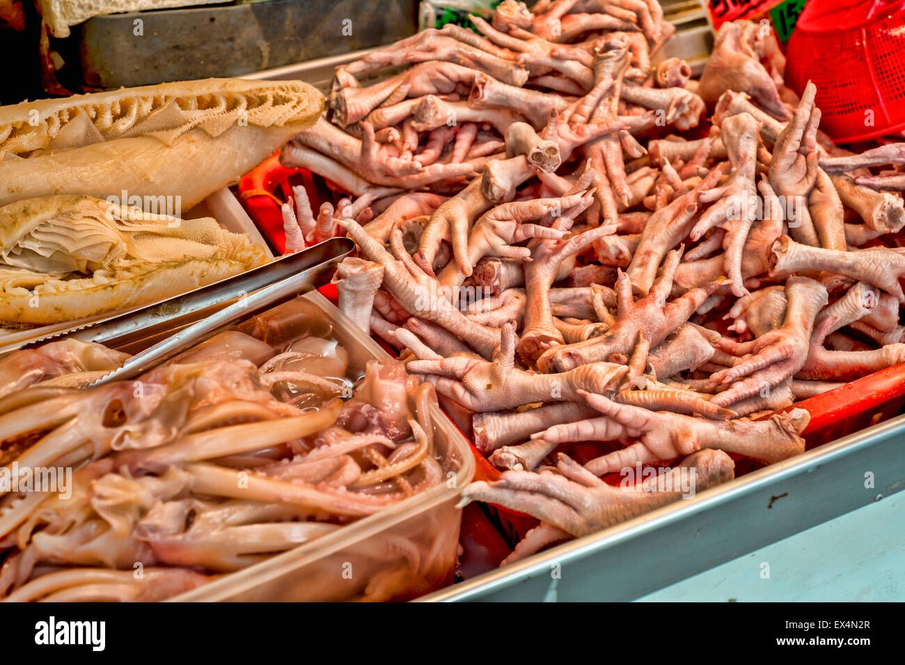Pieds de poulet au marché, à Hong Kong, Chine Banque D'Images