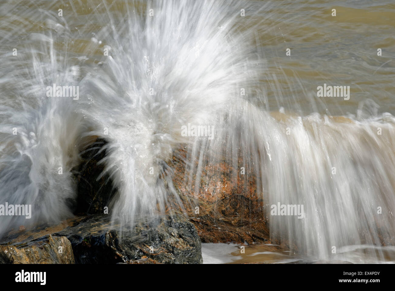 Éclaboussures des vagues sur les roches Banque D'Images