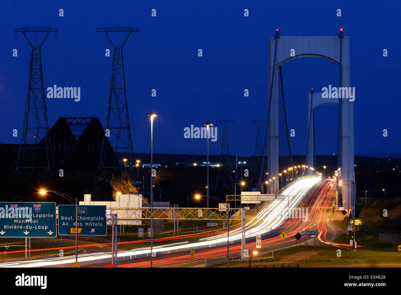 Le trafic sur le Pont Pont Pierre-Laporte à Québec dans la nuit Banque D'Images