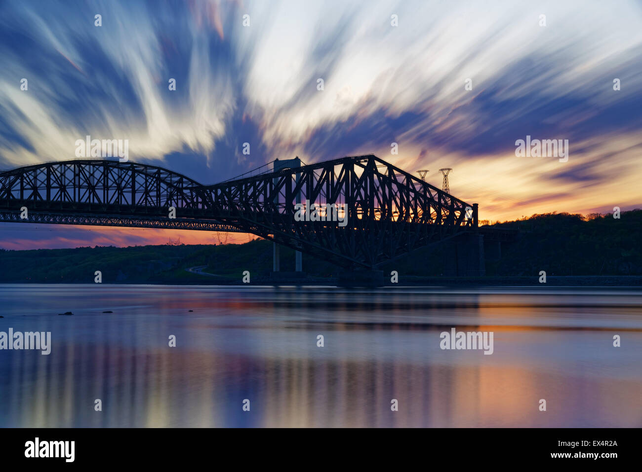 Un nuage spectaculaire et le pont du fleuve Saint-Laurent et du Québec Banque D'Images