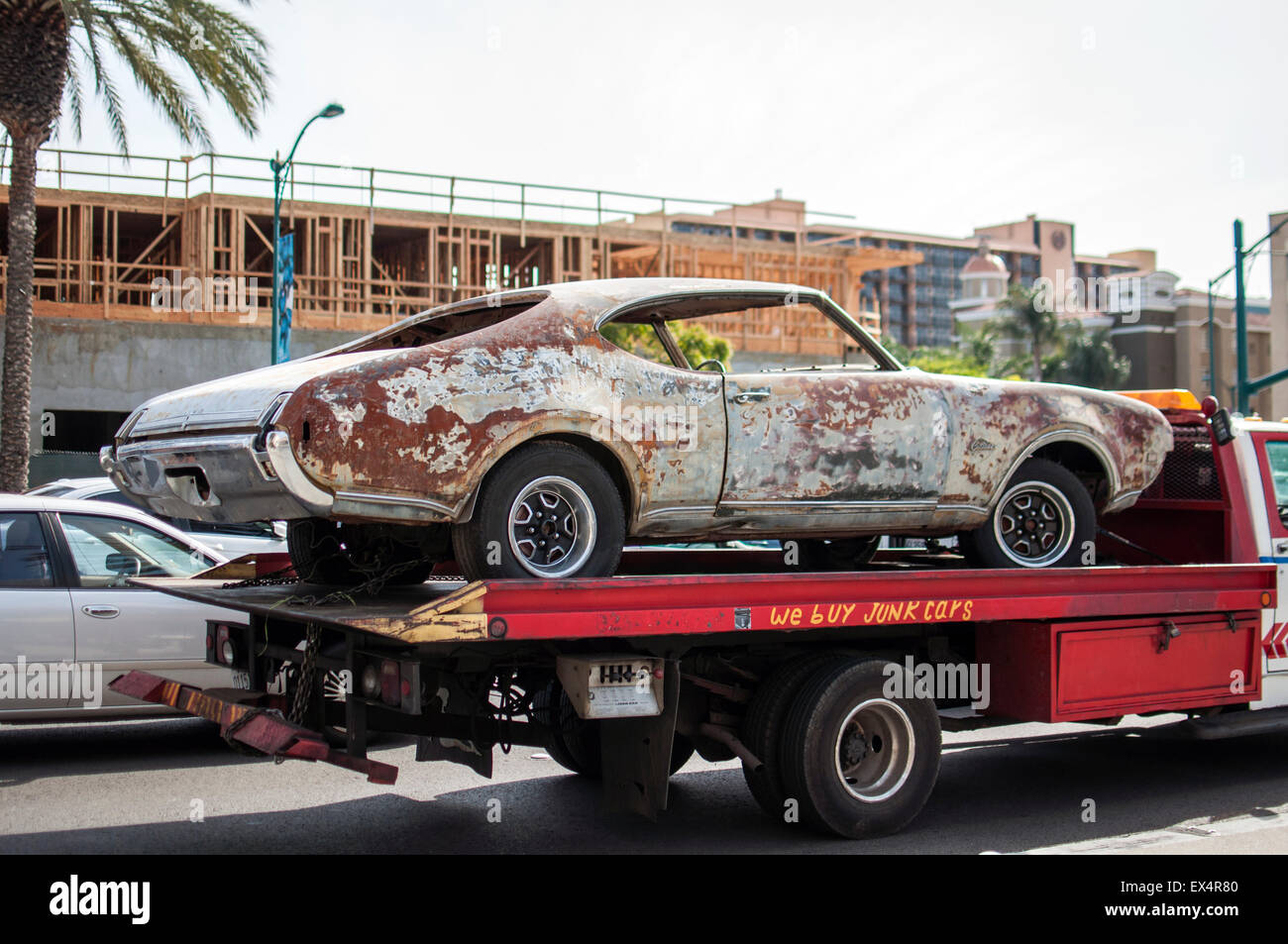 Une vieille voiture poubelle coincée dans la circulation. Banque D'Images