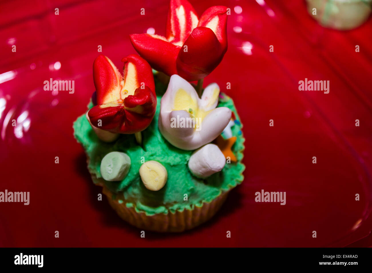 Un petit gâteau décoration rouge Banque D'Images