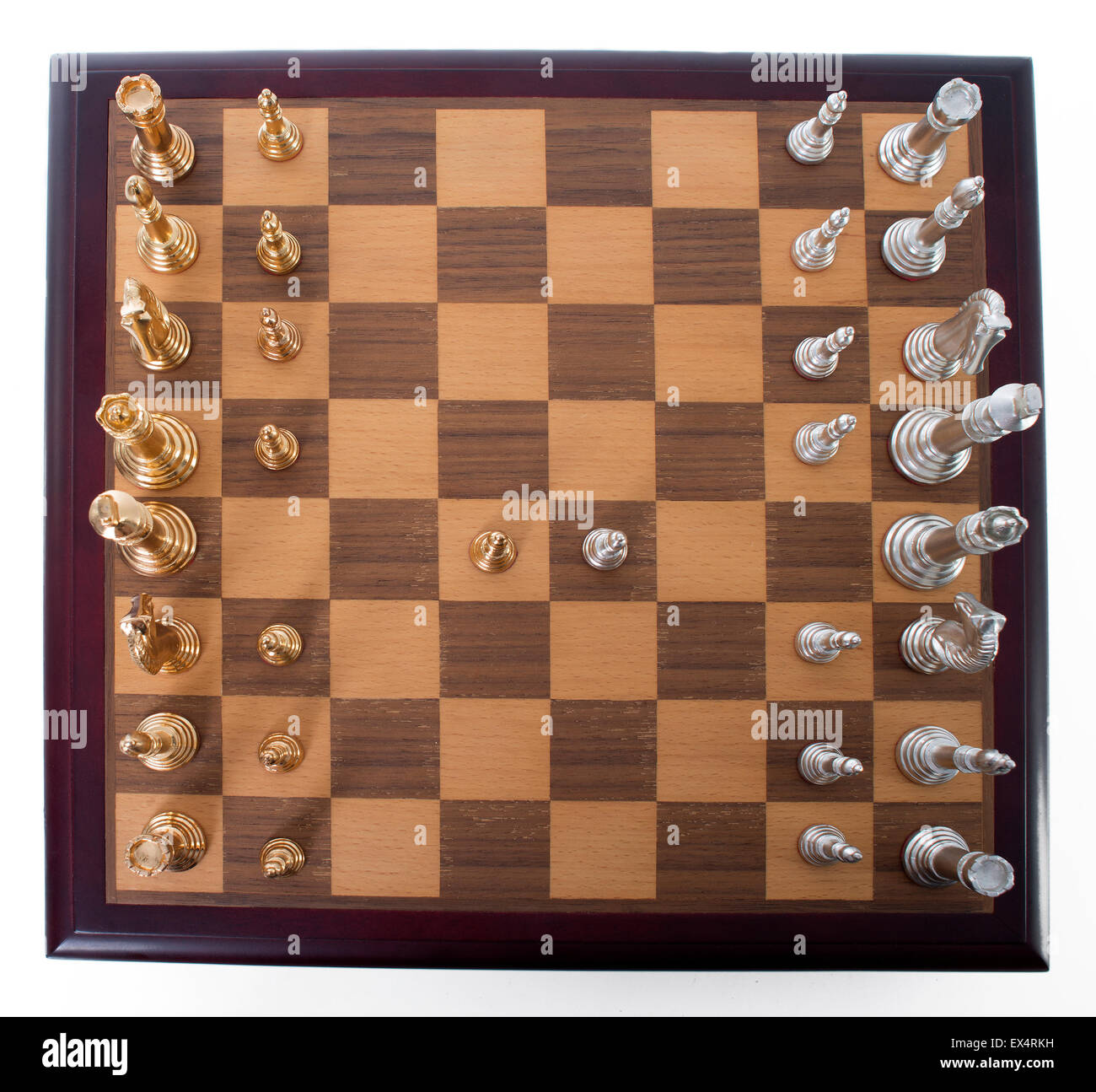 Une vue ci-dessus d'un ensemble d'échecs qui contient des pièces d'or et d'argent. Pion deux pièces ont été reportées à l'un en face de l'autre. Banque D'Images