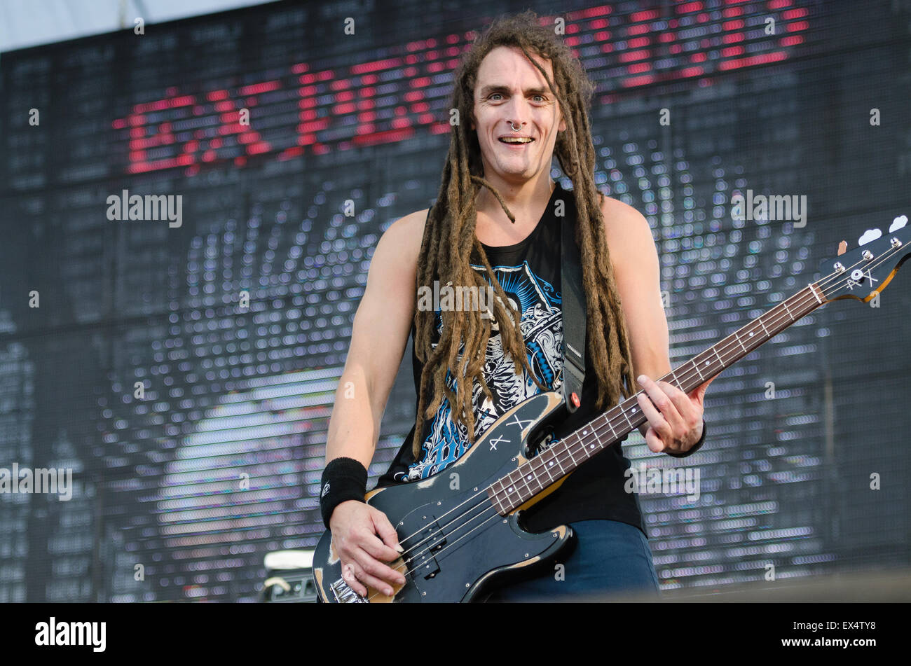 PIESTANY, Slovaquie - 26 juin 2015 : Rob irlandais - le bassiste du groupe de rock punk écossais d'exploité effectue sur music fest Topfest Banque D'Images