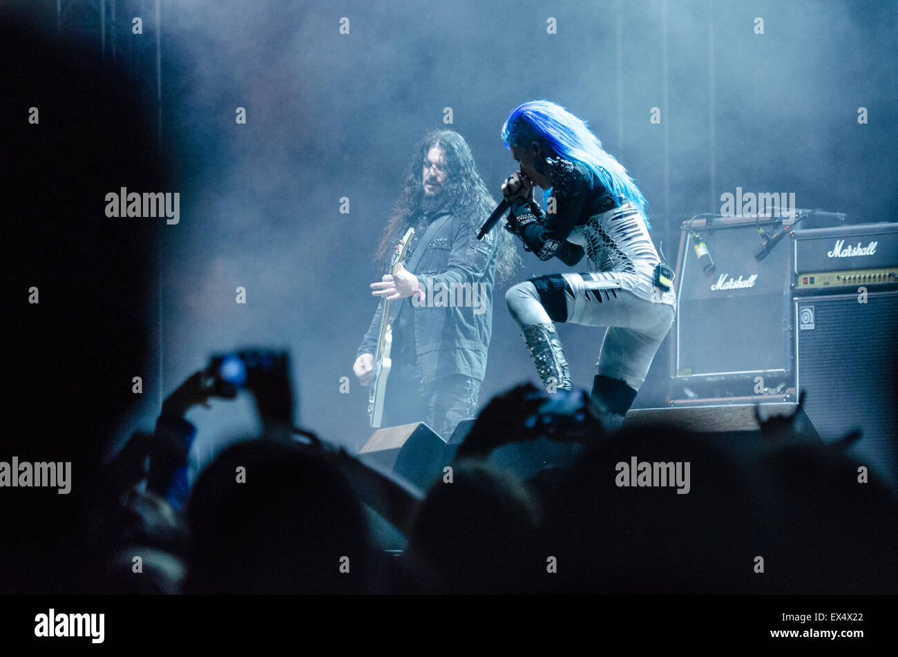 PIESTANY, Slovaquie - 26 juin 2015 : Alissa White-Gluz du groupe de death metal Arch Enemy joue sur music festival Topfest Banque D'Images