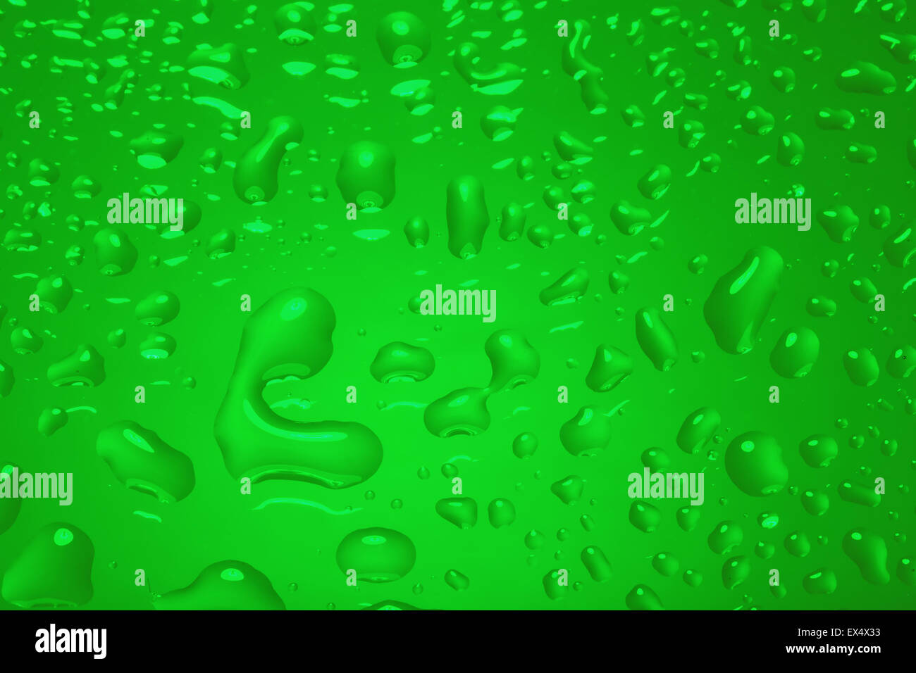Résumé fond vert avec des gouttes d'eau sur fond de verre ou toile Banque D'Images