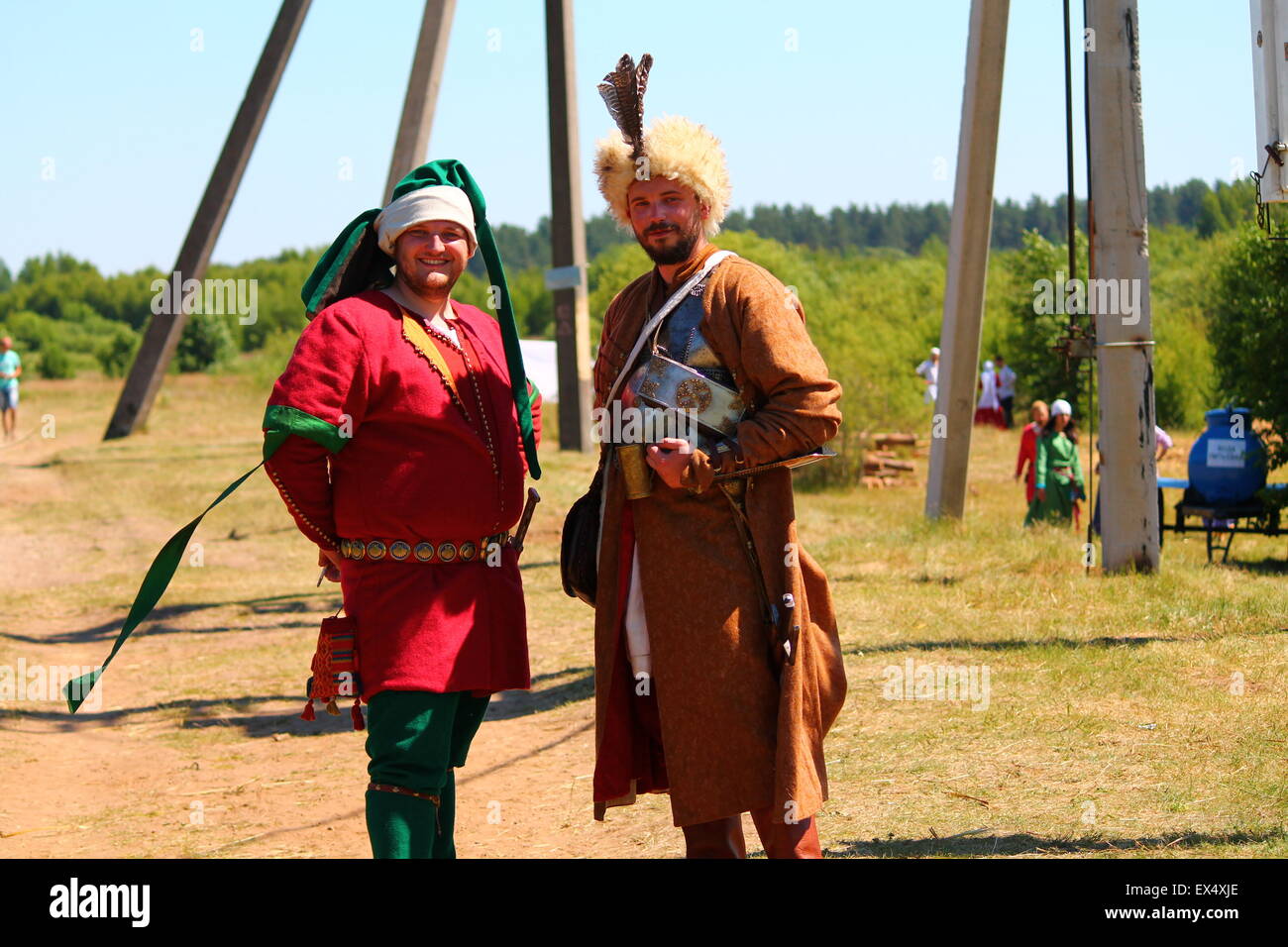 Deux hommes en costume historique sur fest de chevalier des traditions et de la culture 'fierté' des ancêtres , les 4 et 5 juillet 2015, le Bélarus, Vileyka Banque D'Images