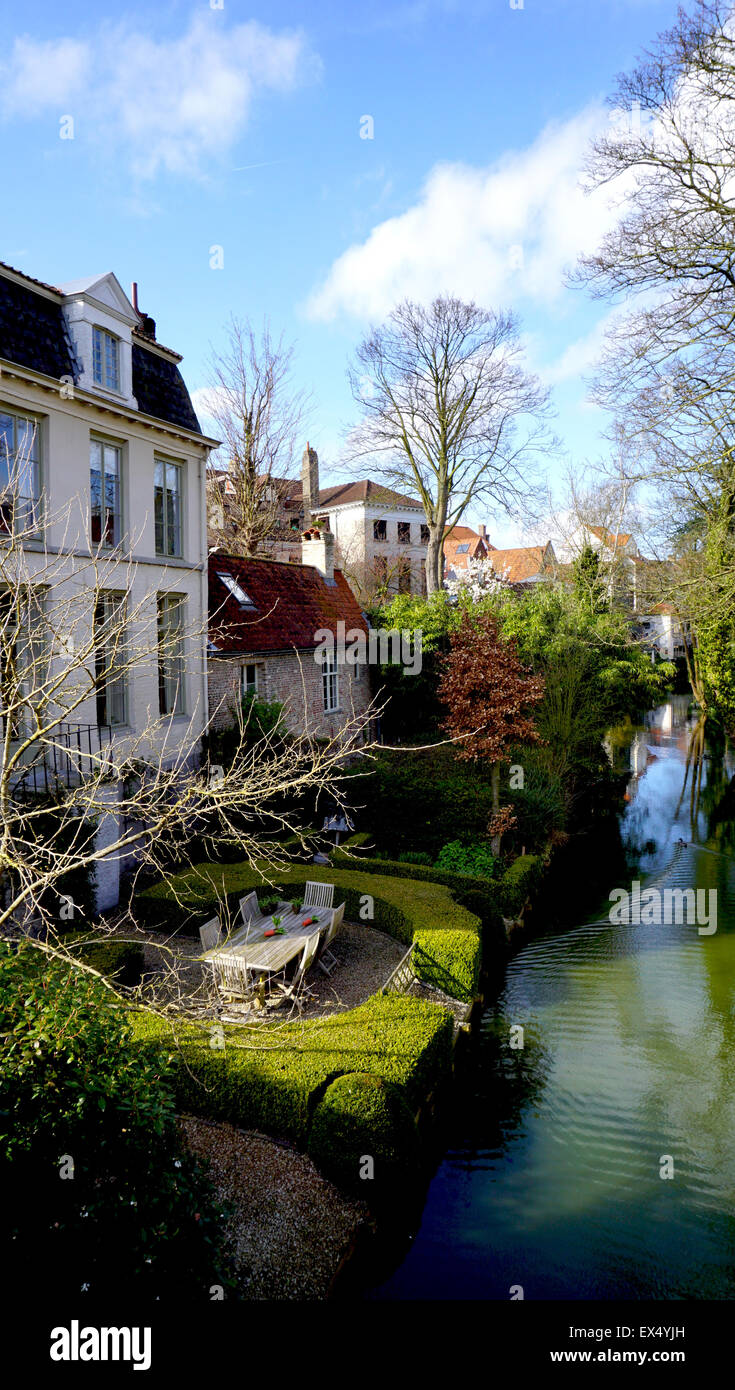 Belle maison le long du canal de Bruges, Belgique Banque D'Images