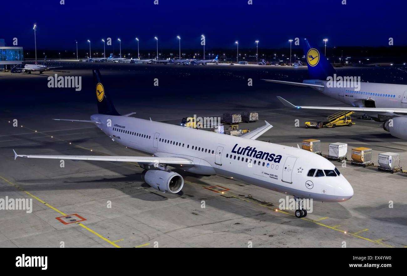 Airbus A321-100, D-AIRL, Lufthansa le Terminal 2 de l'aéroport de Munich, Haute-Bavière, Bavière, Allemagne Banque D'Images