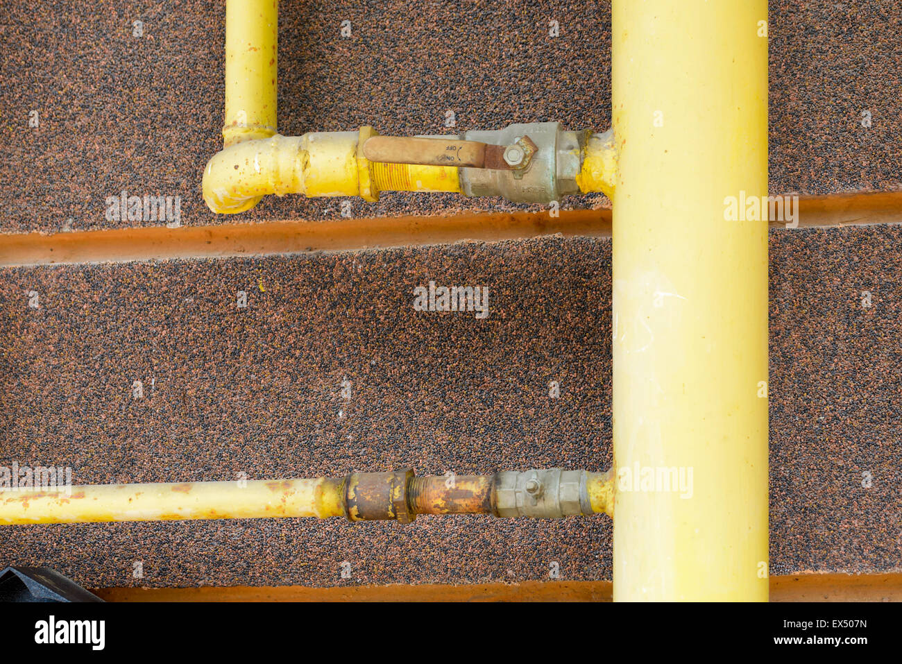 Un tuyau de gaz de jaune, d'un toucher, à l'extérieur d'une maison à canaliser l'énergie douce à la maison. Banque D'Images