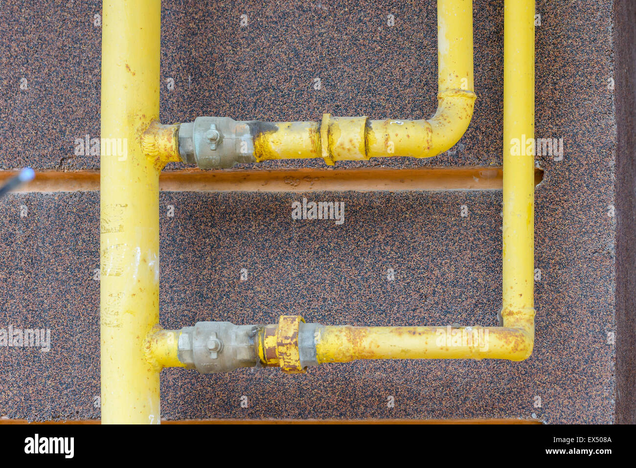 Un tuyau de gaz de jaune à l'extérieur d'une maison à canaliser l'énergie  douce à la maison Photo Stock - Alamy