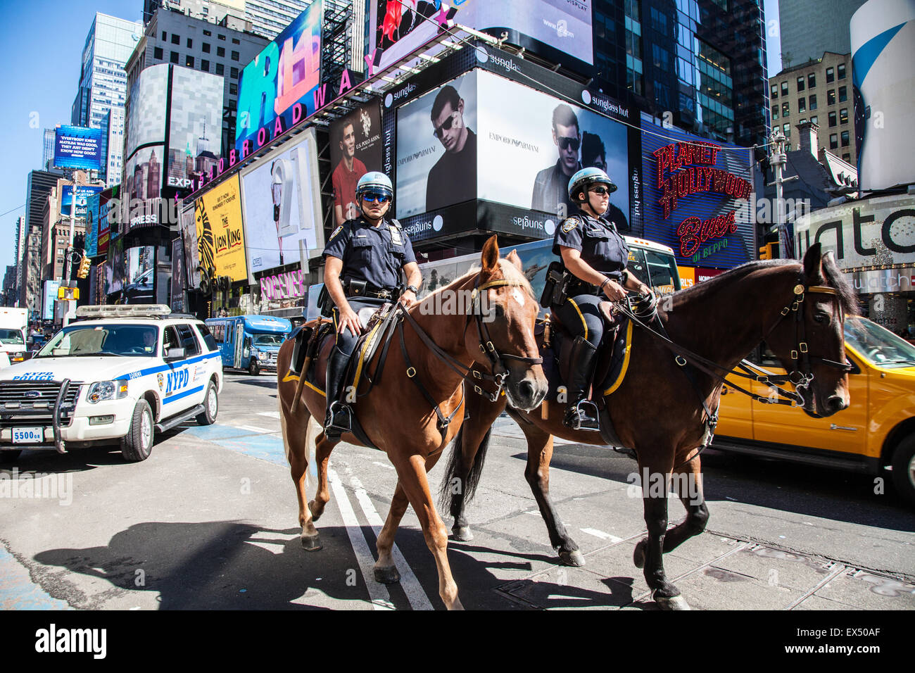 Policiers à Cheval sur Times Square, Manhattan Banque D'Images