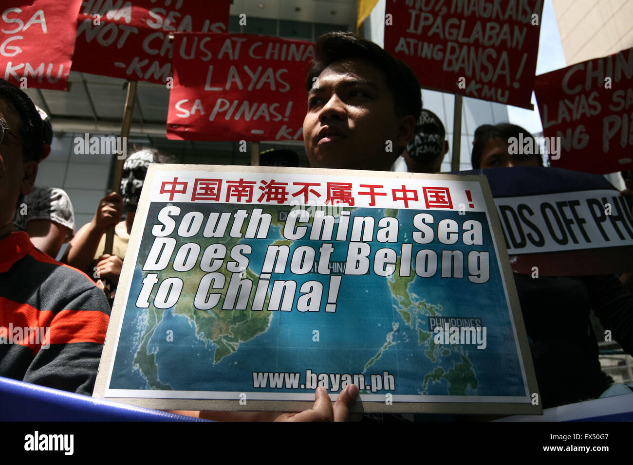 Makati, Philippines. 07Th Juillet, 2015. Les protestataires holding affiches contre les incursions de la Chine en mer de Chine du Sud. Groupe de travail Kilusang Mayo Uno (KMU) laisse une marche de protestation à l'ambassade de Chine à Gil Puyat Avenue, Makati, coïncidant avec le premier jour d'audience dans l'Arbital Tribunal dans la Cour permanente d'arbitrage dans les Pays-Bas en ce qui concerne les îles en mer de Chine du Sud. Le groupe a réaffirmé que la Chine 9-dash line, et les structures que la Chine construit autour de l'îles, n'a aucune incidence sur la base de la Convention. Crédit : J Gerard Seguia/Pacifc Press/Alamy Live News Banque D'Images