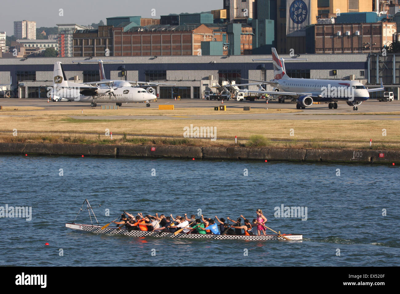 L'AÉROPORT DE LONDON CITY DOCKLANDS avec bateau à rames sur l'eau Banque D'Images