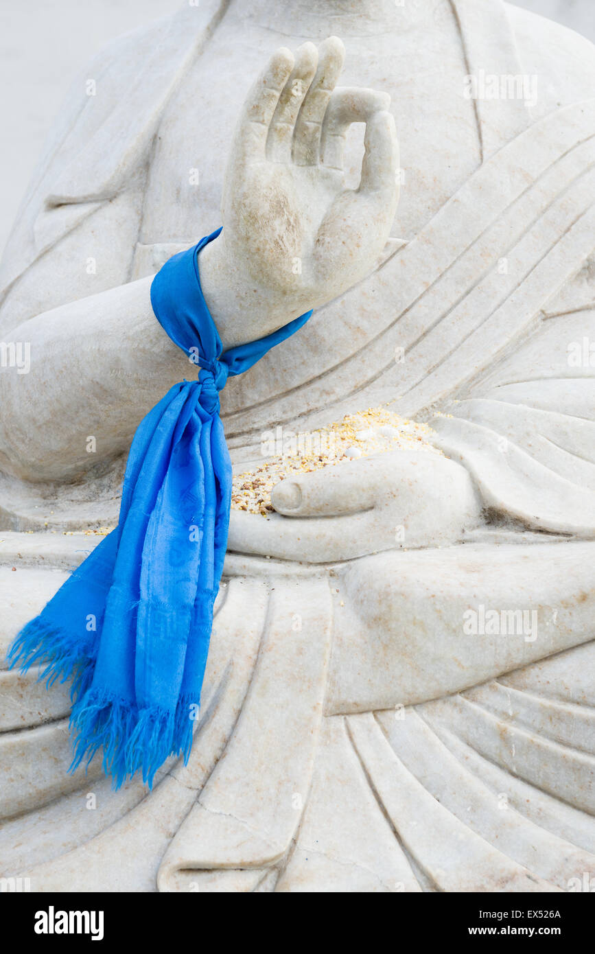 Close-up of a statue de Bouddha avec une écharpe de cérémonie (khata) et le  grain, Amarbayasgalant monastère, la Mongolie. Photo © robertvansluis.com  Photo Stock - Alamy