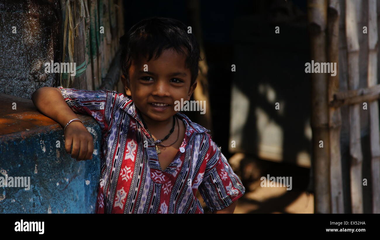 Un enfant indien heureux appréciant les jours Banque D'Images