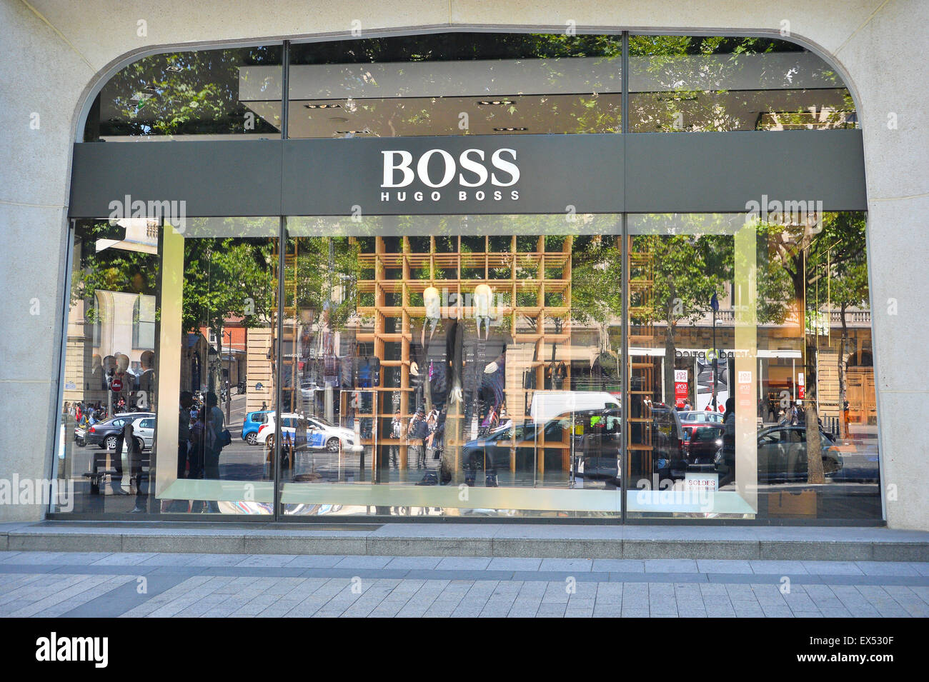 Paris Champs Elysées boutique Hugo Boss Photo Stock - Alamy