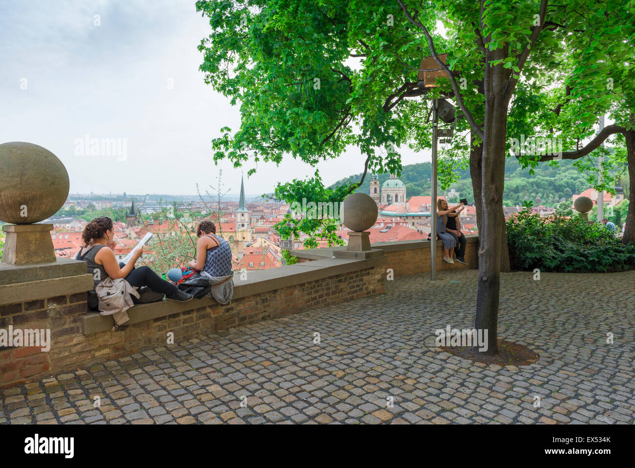 Jardin du château de Prague, vue des jeunes touristes se détendant sur la terrasse supérieure des jardins du château de Prague (Zahrady Prazskym hradem) République tchèque. Banque D'Images