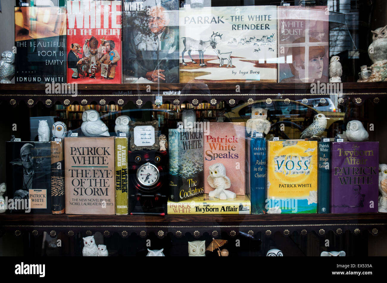 La fiction littéraire par le nom du Prix Nobel d'auteur australien Patrick White est affiché dans une librairie de livres anciens de Melbourne Banque D'Images