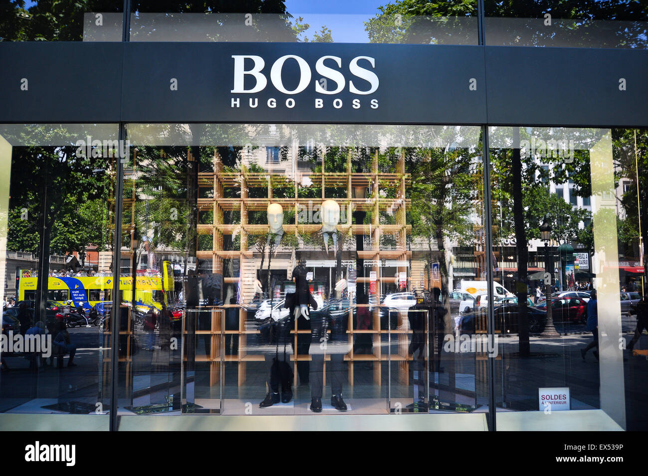 Magasin Paris Champs Elysées Hugo Boss Banque D'Images