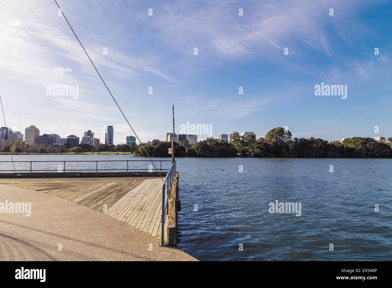 Lac d'Albert Park, Melbourne, Victoria, Australie, à la direction de St Kilda Rd Banque D'Images