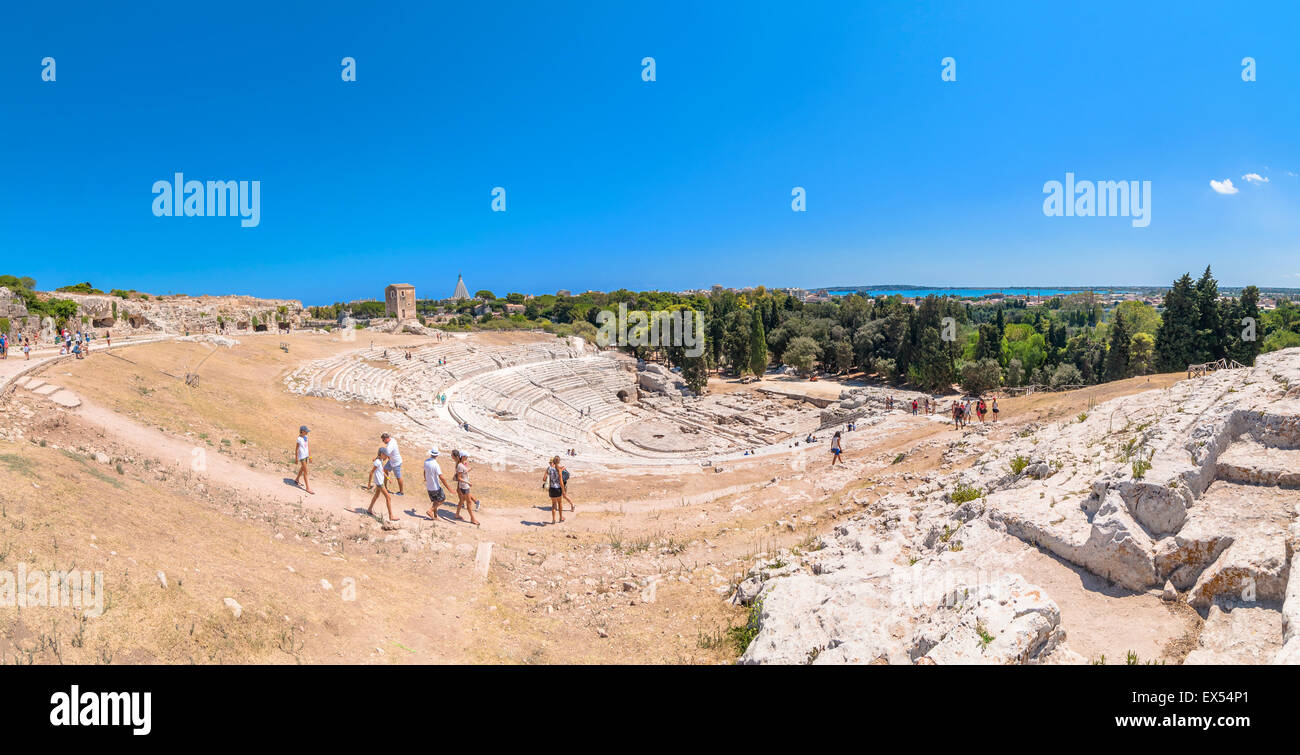 SYRACUSE, ITALIE - 18 août 2014 : les touristes visiter théâtre grec antique à Syracuse, Italie. Banque D'Images
